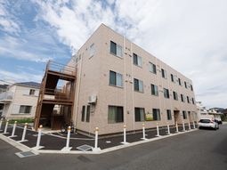 明るい建物の外観