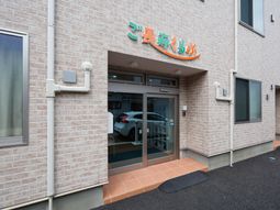 清潔感ある建物のエントランス