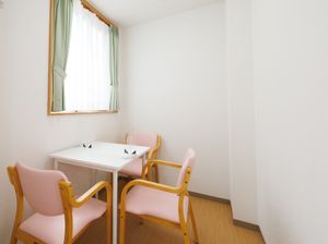 居室内のテーブルと椅子