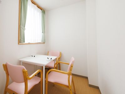 居室内のテーブルと椅子