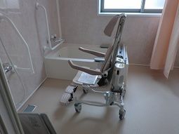 バリアフリーの清潔な浴室