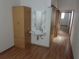 明るい通路と洗面所