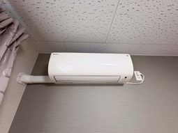 壁付けエアコンの室内機  