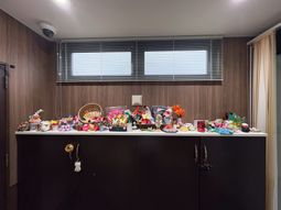 飾り棚のある休憩室  