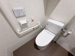 手すり付きのトイレ  