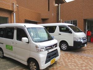 送迎車が並ぶ外観  