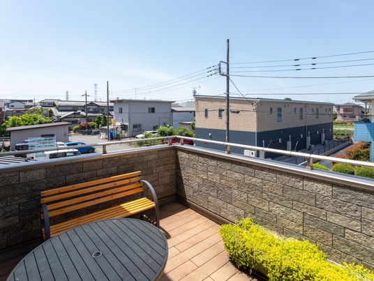 明るい日差しのテラス
