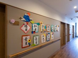 壁に飾る作品と廊下