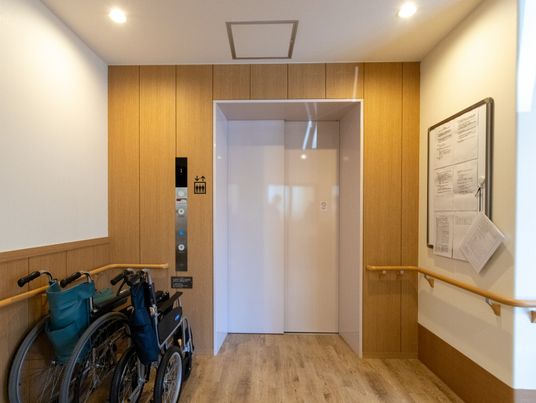 エレベーター前の通路