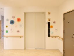 カラフルな装飾のエレベーターホール