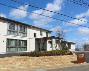 明るい外観の建物