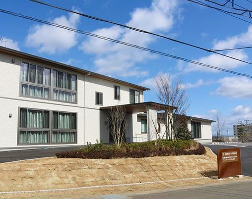 明るい外観の建物