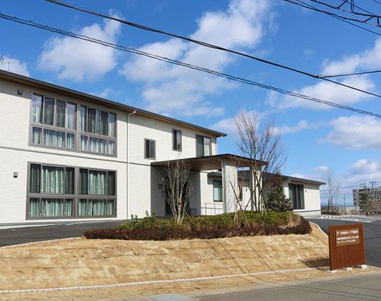 明るい外観の建物