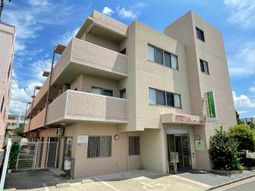 明るい外観の建物