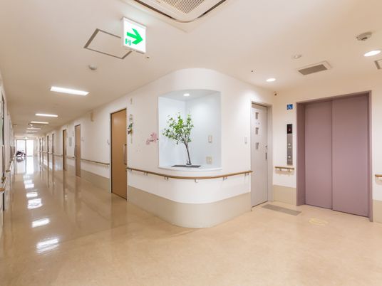 広い廊下とエレベーター