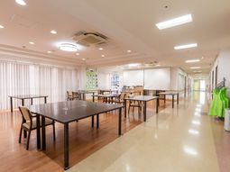 自然光が入る広い共有スペース