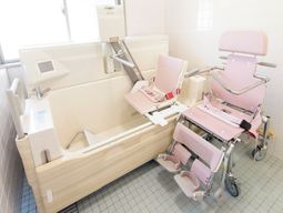 バリアフリー設計の浴室