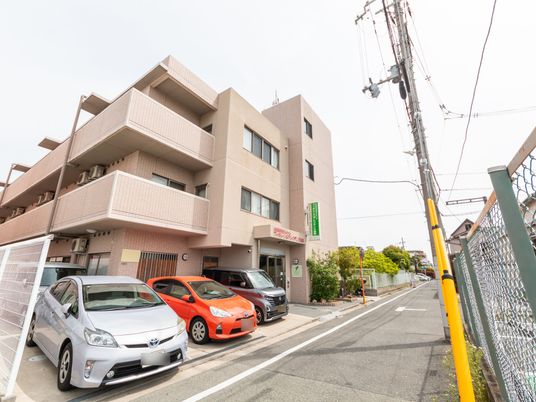 車が並ぶ建物