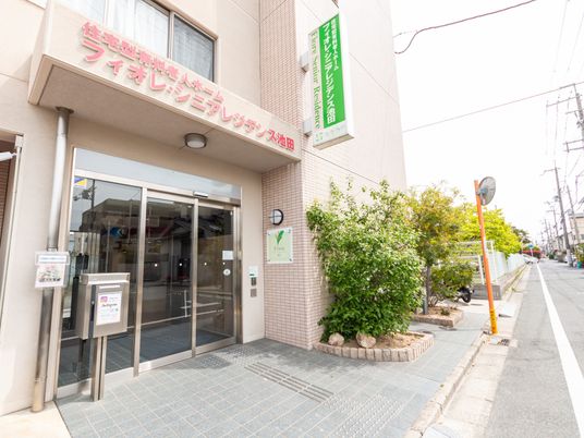 入口が広く開放的な外観