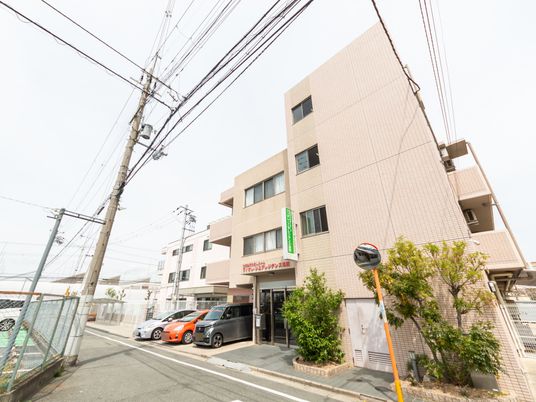 木々に囲まれた建物