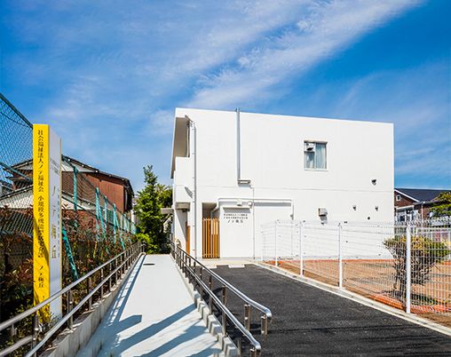 白い建物の外観