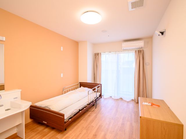 居室の明るい空間 居室 広々とした清潔感のある居室です。窓から自然光が入り、快適な個人の時間が過ごせそうです。