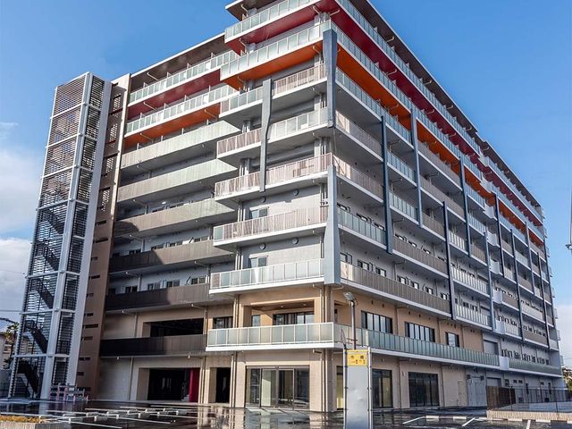 多階層の現代的外観 外観 新しく清潔感のある建物のエントランスは、入居者の方々を明るく迎え入れます。周囲の環境と調和したデザインが特長です。