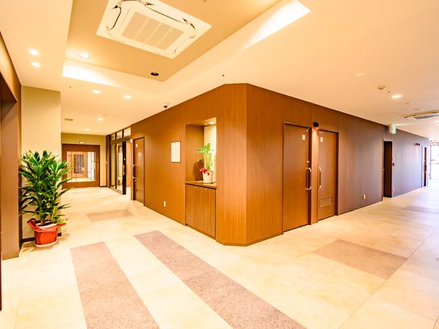 綺麗な廊下 廊下 ゆったりとした通路は木目調で温かみがあり、清潔感あふれる明るい環境です。休憩スペースにも気軽に立ち寄れる設計になっております。