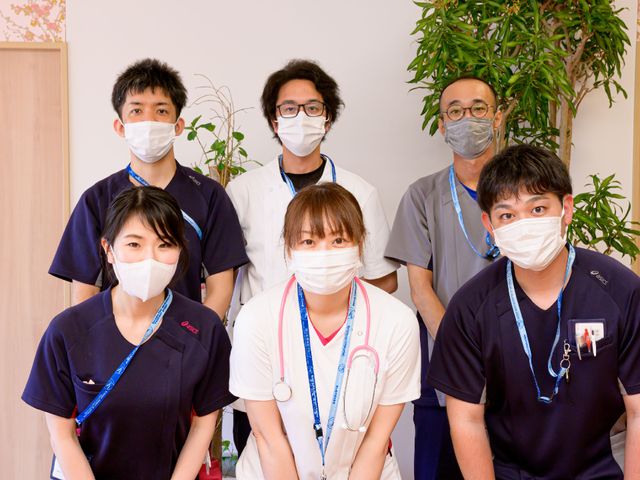 スタッフ集合写真 スタッフ 元気で明るいスタッフが笑顔でお出迎え。ここでは、チームワークを大切にしています。