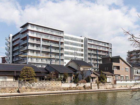 川沿いの建物外観  