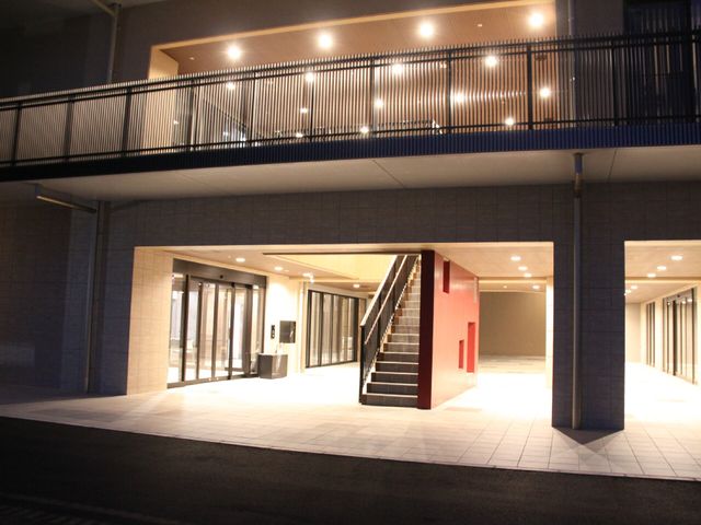 明るいエントランスの夜景 エントランス 開放感あふれるエントランスが、夜も明るく照らされています。快適な職場環境で皆様のお越しをお待ちしております。