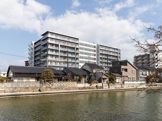 川沿いの外観  