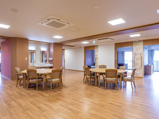 広々とした食堂空間