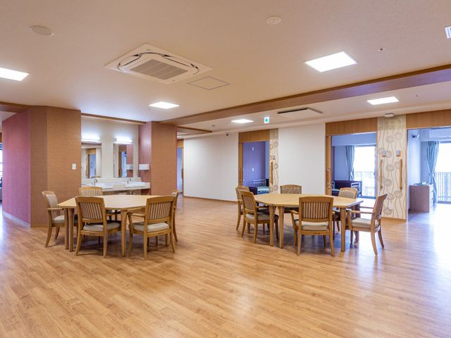 広々とした食堂空間 共有スペース 温かみのある色合いでまとめられたダイニングルームです。ゆったりとした時間が流れる食事スペースで、共に楽しいひと時を過ごせます。