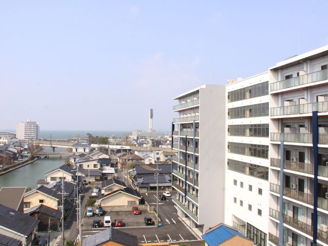 海近き白い建物の外観 眺望 潮風感じる場所に立地する白亜の建物です。周囲の風景と調和し、穏やかな日常を実感できそうです。