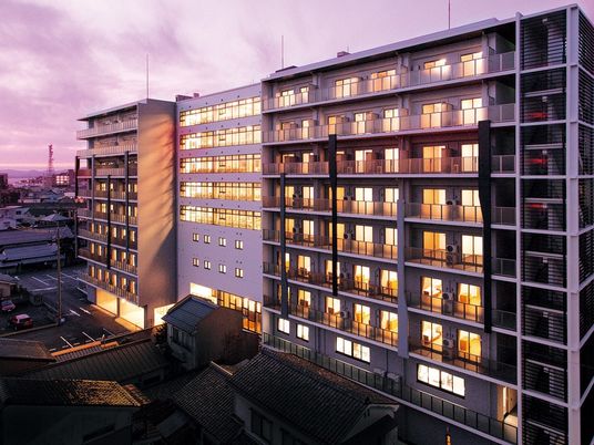 夕景の施設外観  