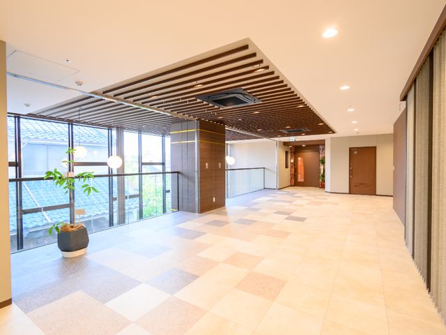 清潔感のある広々廊下 廊下 ゆったりとした空間が広がる明るい廊下です。清潔感が漂い、快適な通行が可能です。