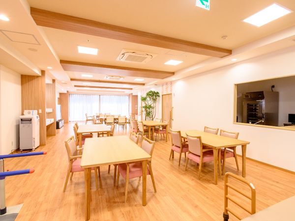 明るい広々ダイニング空間