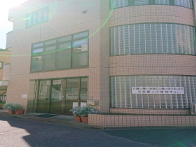 落ち着いた雰囲気のエントランス エントランス 広々とした入り口はゆとりのある設計で、明るい日差しが心地よい迎え入れ空間です。