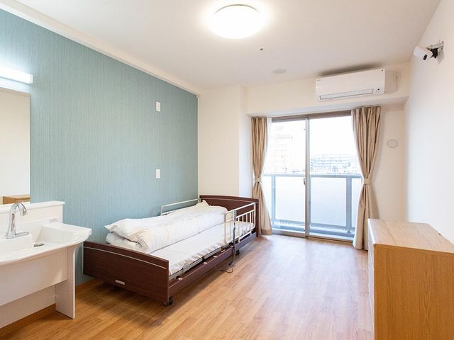 広々とした居室 居室 明るい自然光が差し込む居室です。快適な居住空間でリラックスして働けます。