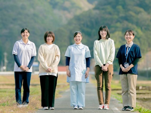 スタッフイメージ スタッフイメージ 自然豊かな環境で、笑顔のスタッフが並ぶ様子です。和やかな雰囲気の中で働けます。