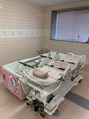 ピンクの設備がある浴室