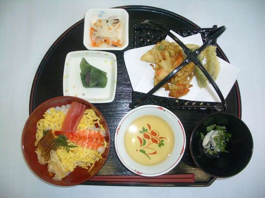 彩り豊かな食事のセット