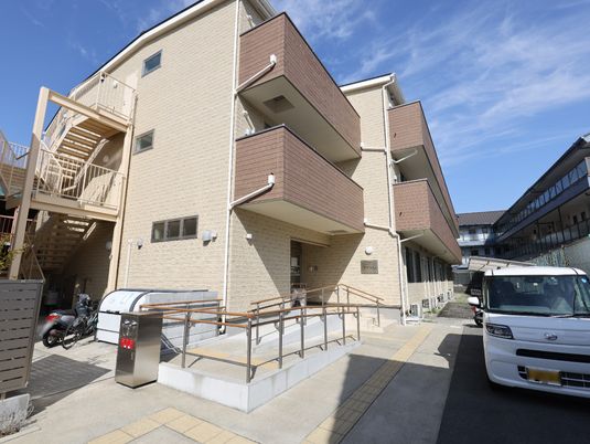 明るい外観の施設エントランス
