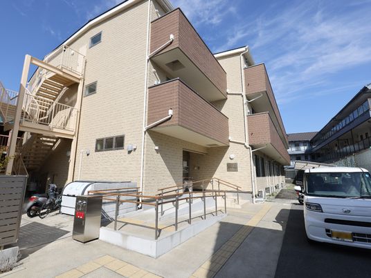明るい外観の施設エントランス