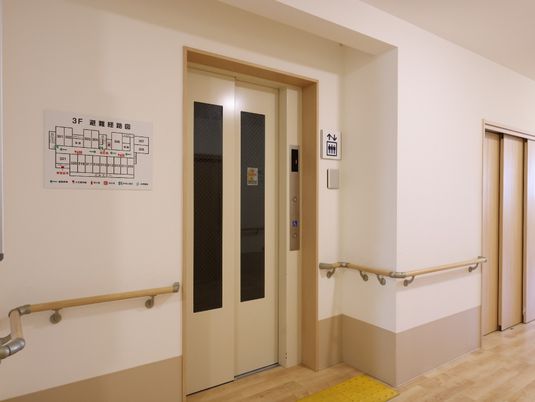 廊下のエレベーターエリア