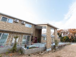 明るい外観の建物