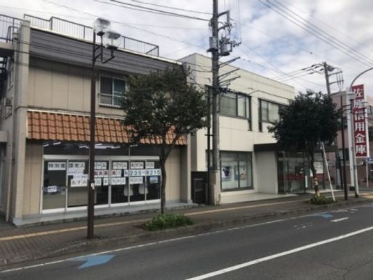施設外観と看板のある通り沿い  