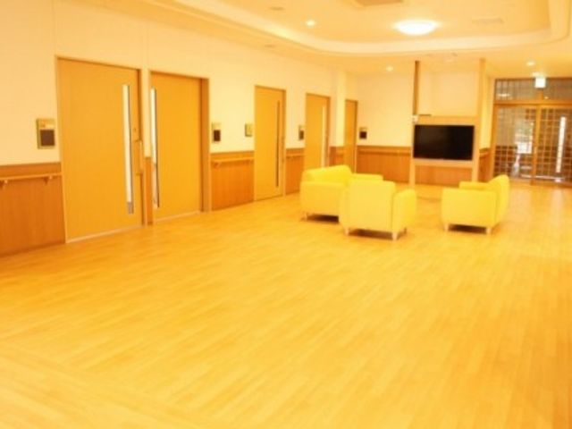 温かみのある共有空間 ラウンジ ゆったりとしたソファが配置された明るいラウンジです。一息つきながら、他の利用者と交流を深めることができます。