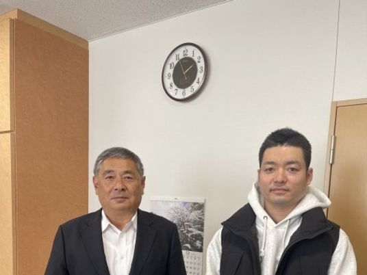 2人が並ぶ廊下  